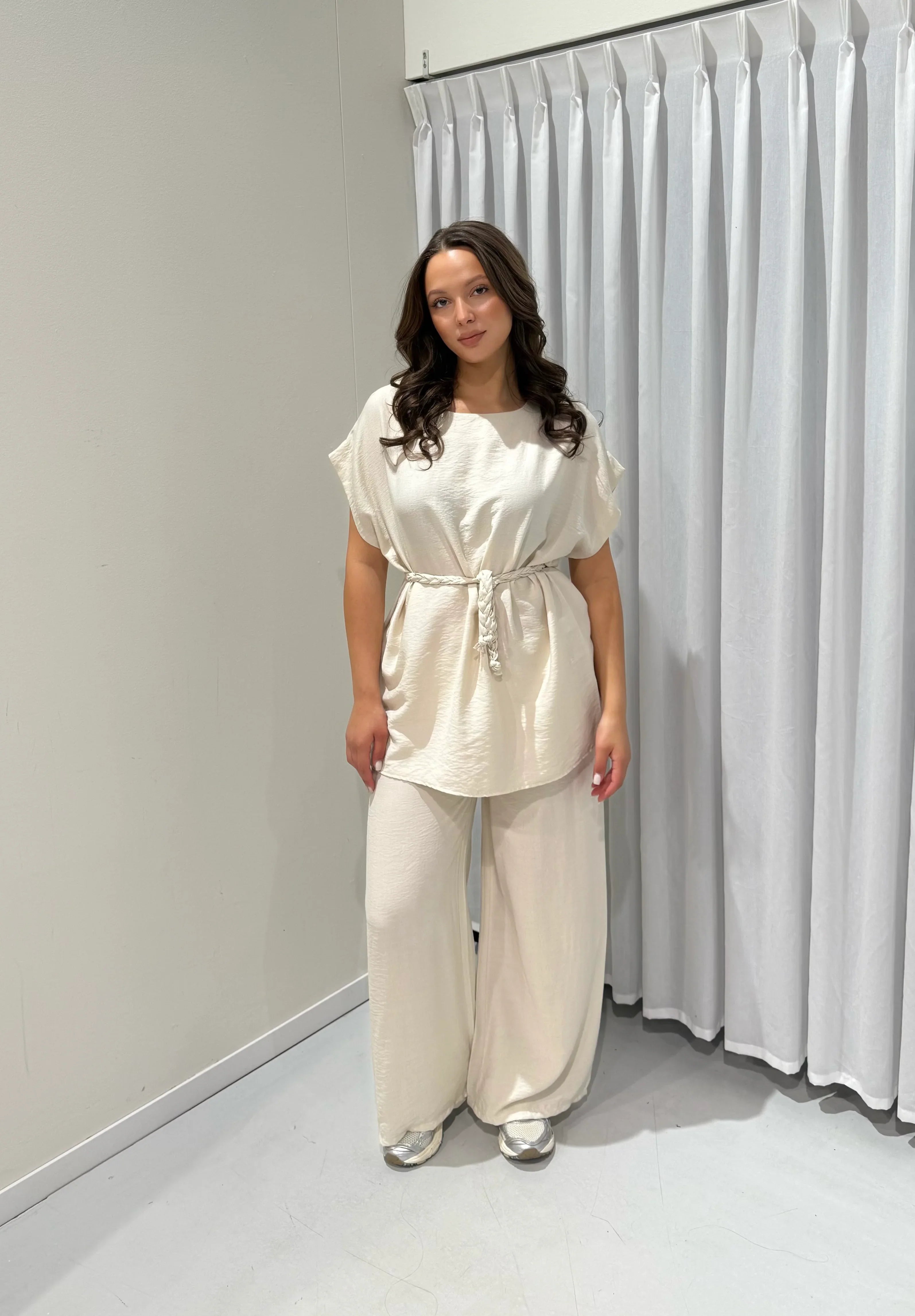 Tweedelige set met strikceintuur en wijde broek
