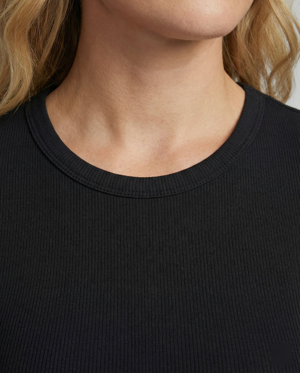 Dames T-shirt met slim fit, ronde hals en korte mouwen – Zwart
