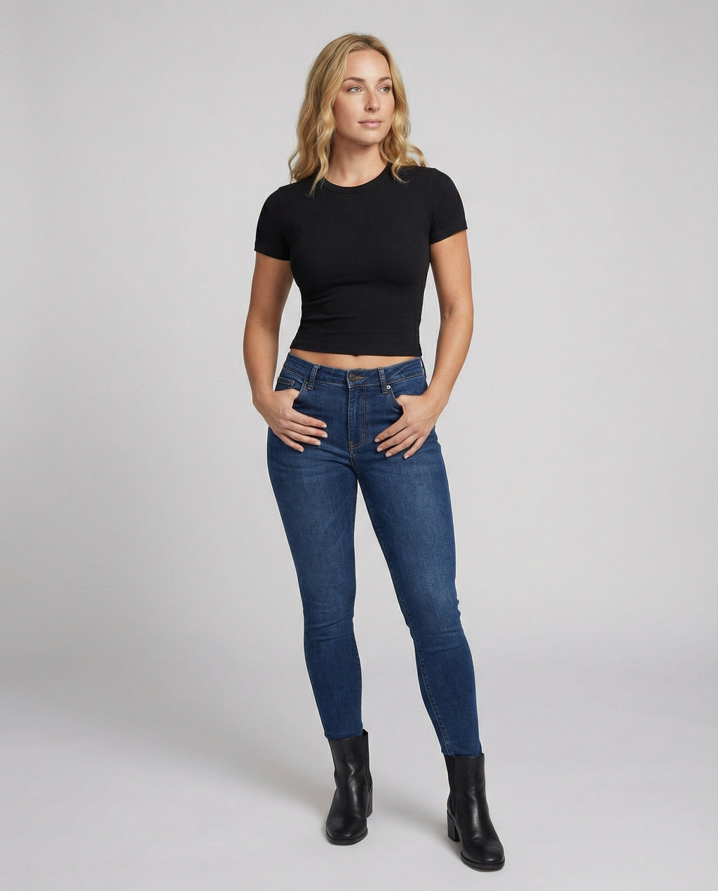 Dames T-shirt met slim fit, ronde hals en korte mouwen – Zwart