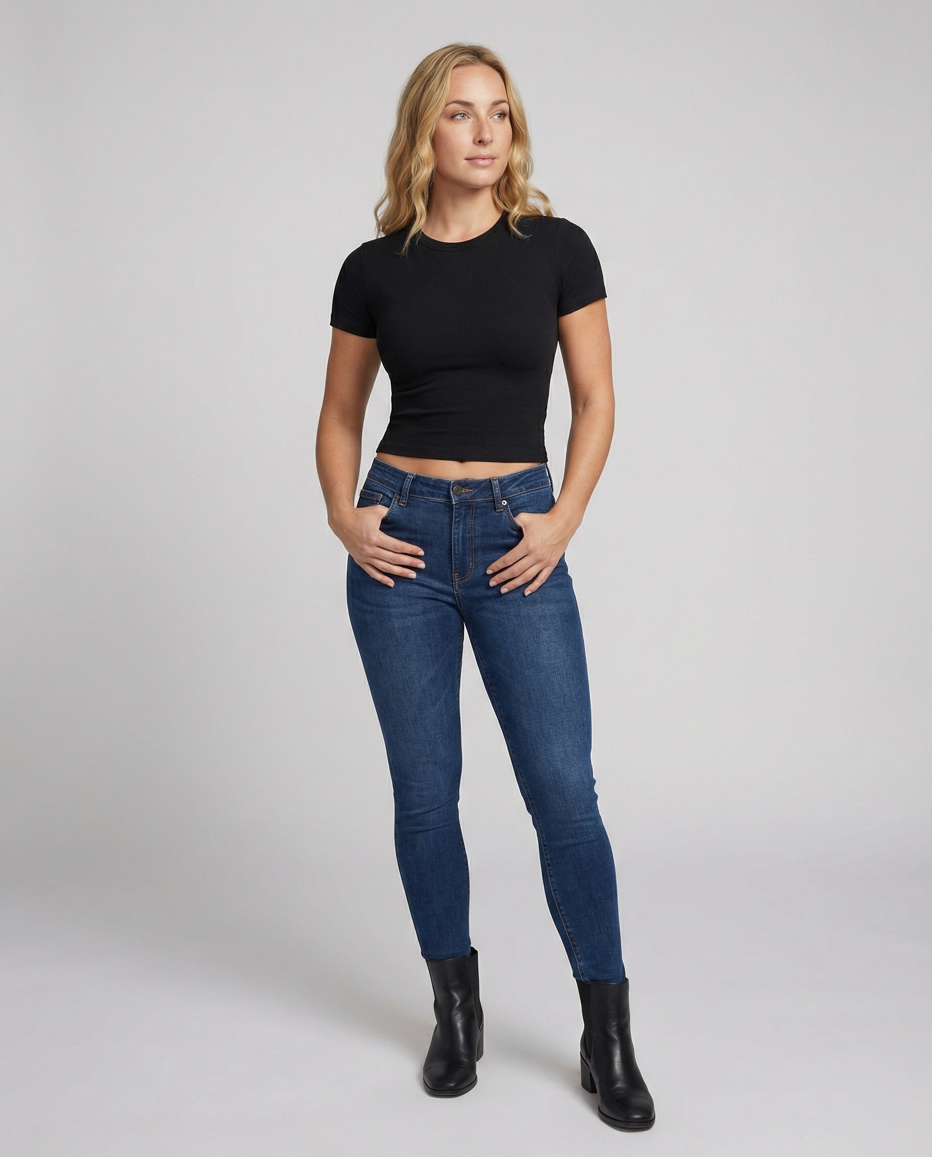 Dames T-shirt met slim fit, ronde hals en korte mouwen – Zwart