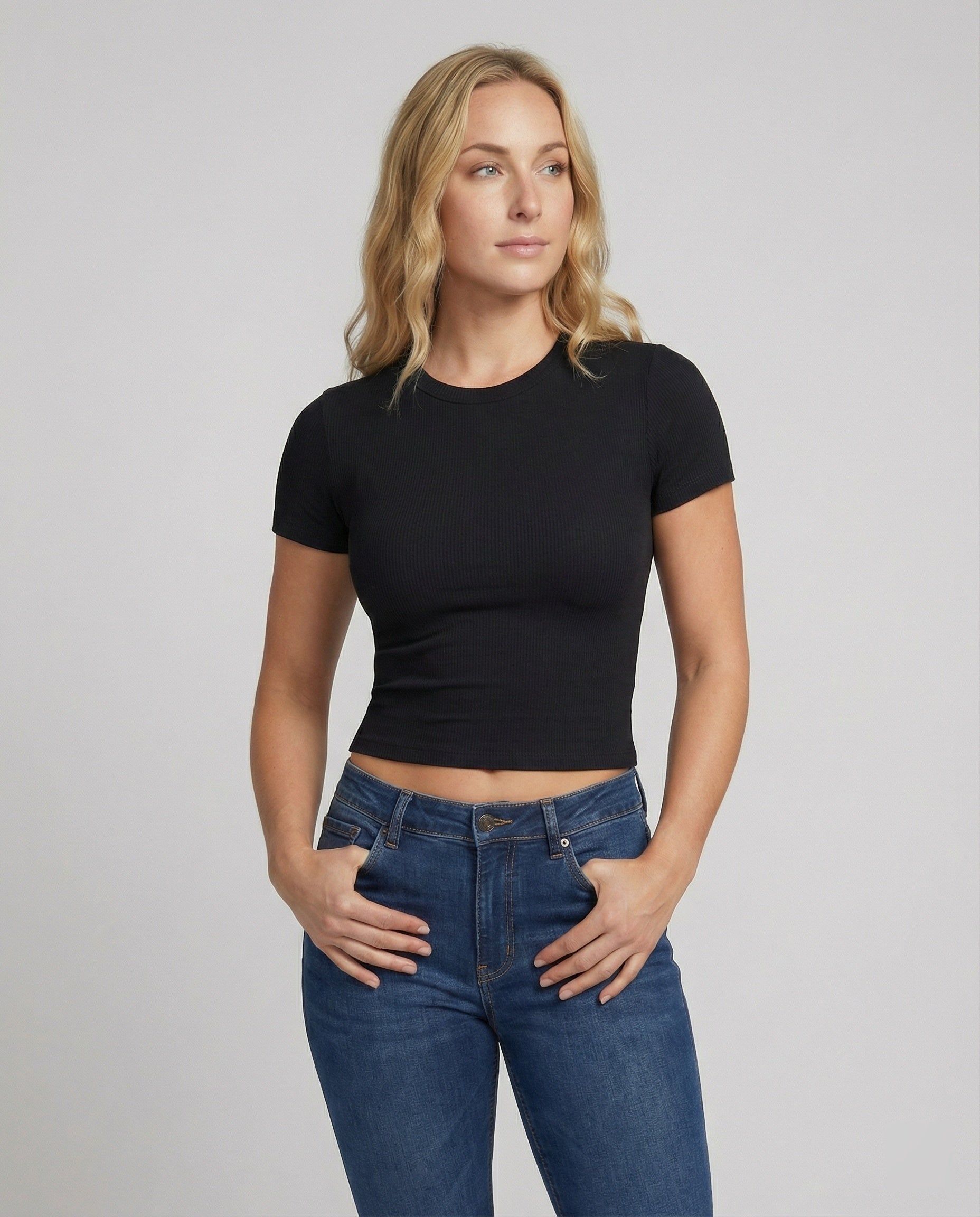 Dames T-shirt met slim fit, ronde hals en korte mouwen – Zwart