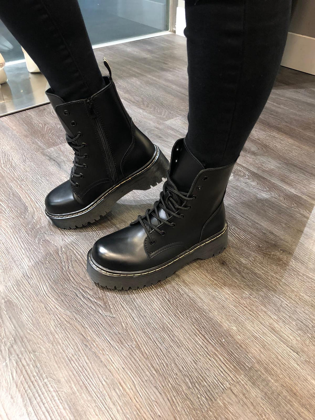 Mia Boots met vetersluiting en profielzool