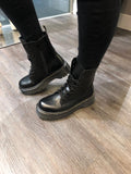 Mia Boots met vetersluiting en profielzool