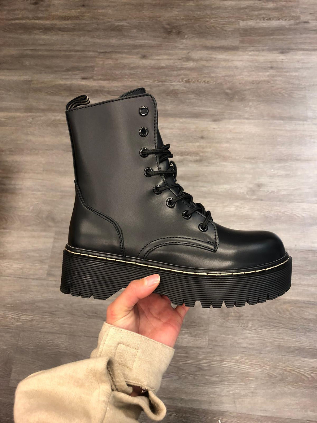Mia Boots met vetersluiting en profielzool