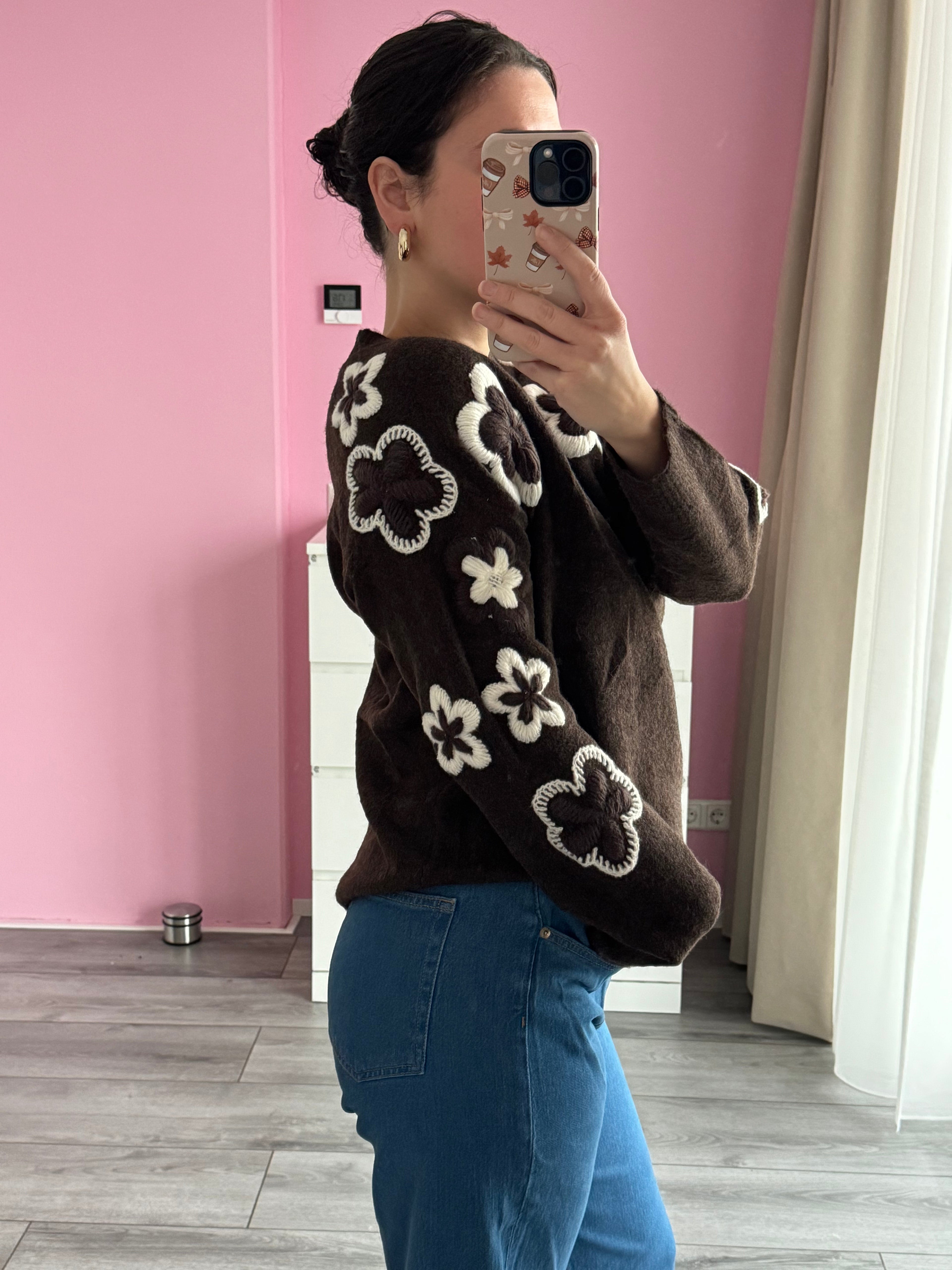 Trui met ronde hals en bloemmotief op de mouwen